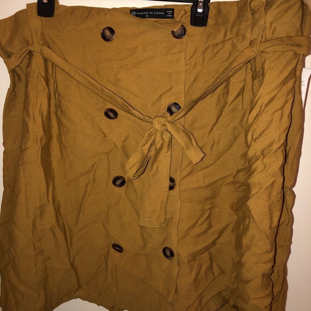 Skirt size 3 from fashion to figure. With tag